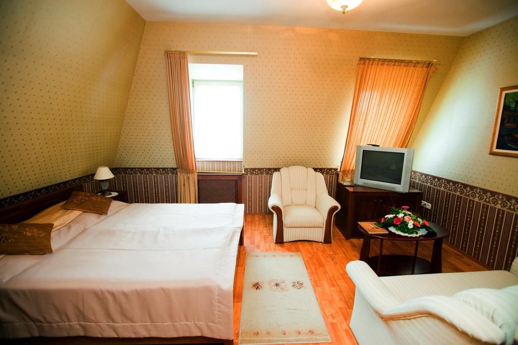 Goecsej Palatinus Etterem Es Panzio Apart otel Zalaegerszeg Oda fotoğraf