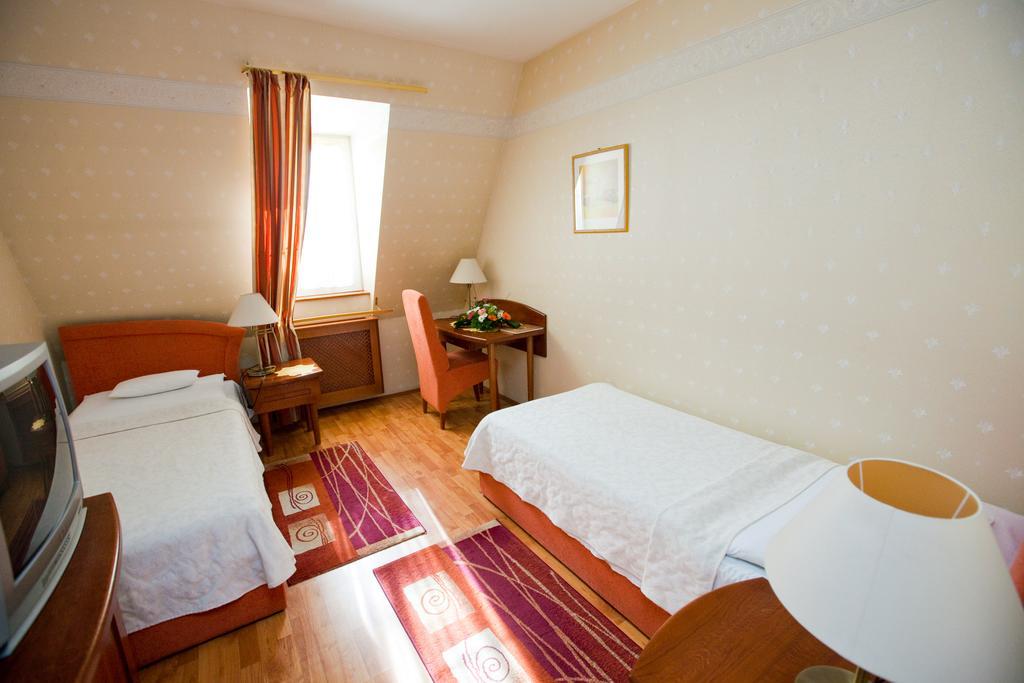 Goecsej Palatinus Etterem Es Panzio Apart otel Zalaegerszeg Oda fotoğraf
