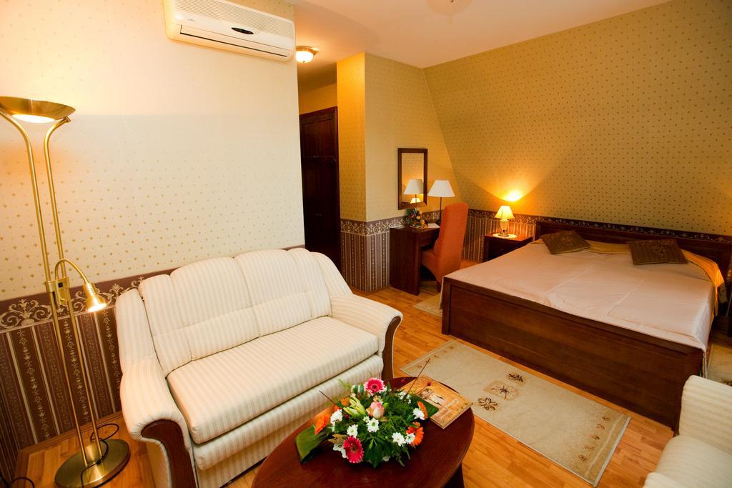 Goecsej Palatinus Etterem Es Panzio Apart otel Zalaegerszeg Oda fotoğraf