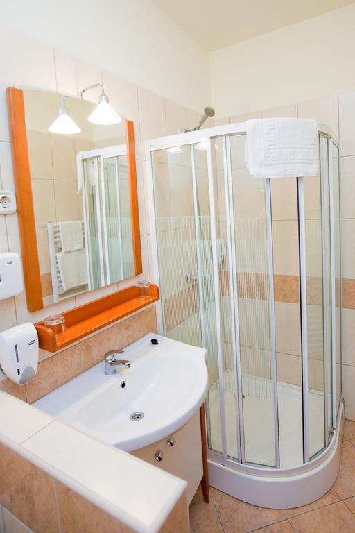 Goecsej Palatinus Etterem Es Panzio Apart otel Zalaegerszeg Oda fotoğraf